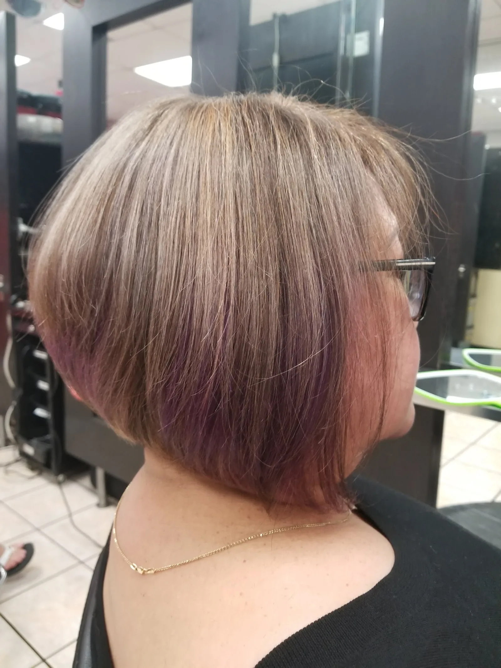 Soft dimensional color on a classic bob